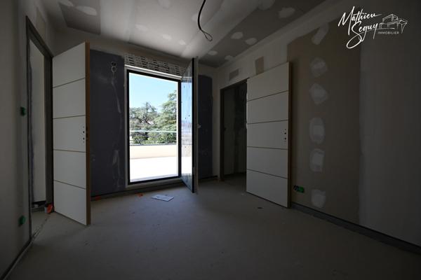 Découvrez cet appartement Neuf Alliant Élégance et Commodités !