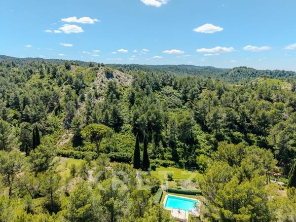 PROPRIÉTÉ DE 12 HECTARES AU PIED DES ALPILLES
