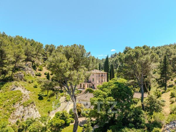 PROPRIÉTÉ DE 12 HECTARES AU PIED DES ALPILLES