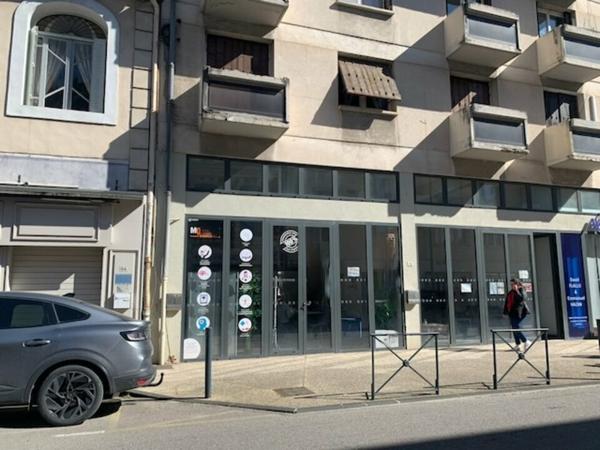 Local commercial à louer à Cavaillon, sur deux niveaux, bureaux, axe passant