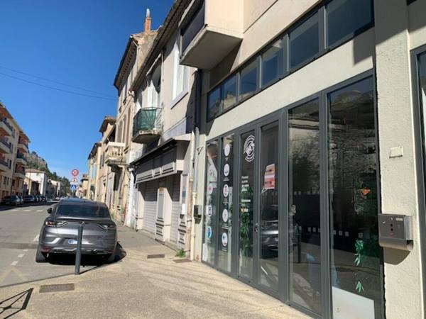 Local commercial à louer à Cavaillon, sur deux niveaux, bureaux, axe passant