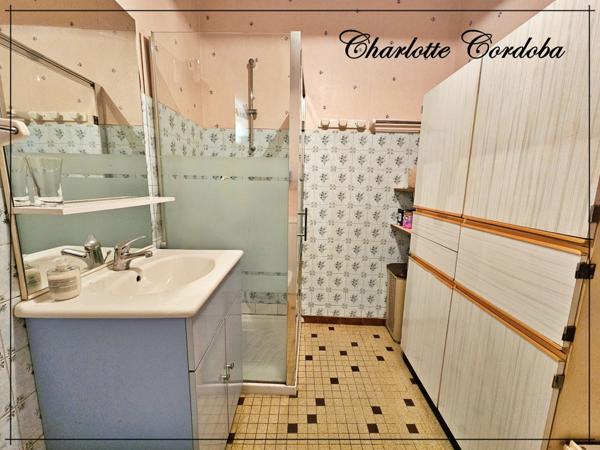 Maison de 4 pièces, grand terrain non attenant avec garage, petit budget