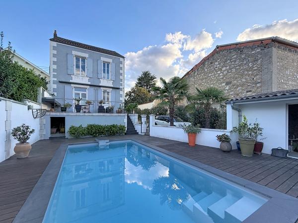 ANGOULEME Quartier prisé : maison de ville rénovée avec piscine et jardin sans vis à vis, garage.