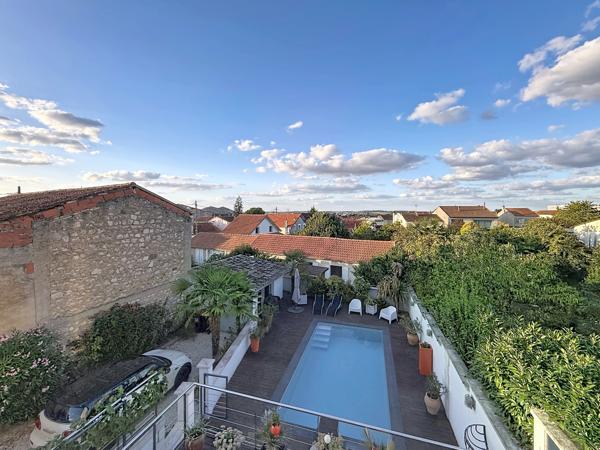 ANGOULEME Quartier prisé : maison de ville rénovée avec piscine et jardin sans vis à vis, garage.