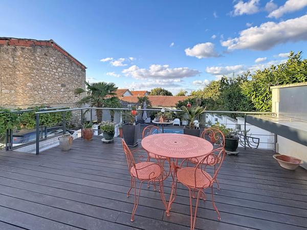 ANGOULEME Quartier prisé : maison de ville rénovée avec piscine et jardin sans vis à vis, garage.