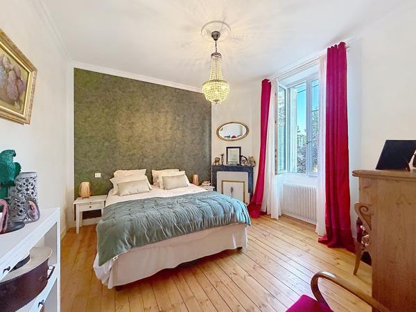 ANGOULEME Quartier prisé : maison de ville rénovée avec piscine et jardin sans vis à vis, garage.