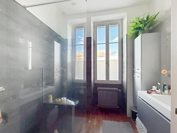 ANGOULEME Quartier prisé : maison de ville rénovée avec piscine et jardin sans vis à vis, garage.