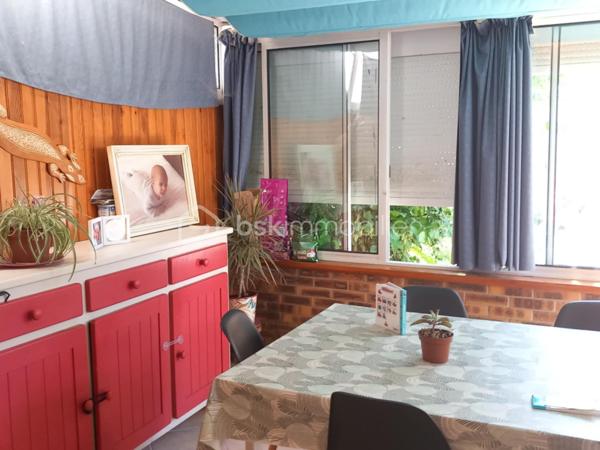 Maison de ville se composant au rez-de-chaussée, d’une entrée, WC, d’une cuisine ouverte sur un agréable espace salon ainsi que d’une véranda venant compléter l’espace de vie.

À l’étage, un couloir dessert une salle d’eau ainsi que 3 chambres, WC, offrant ainsi un espace nuit confortable pour toute la famille.

À l’extérieur, vous profiterez d’un jardin entièrement clôturé, idéal pour profiter des beaux jours, ainsi que d’une cave offrant un espace de rangement supplémentaire.

Un bien avec de beaux atouts et un revenu locatif de 750 € par mois, à découvrir sans tarder !