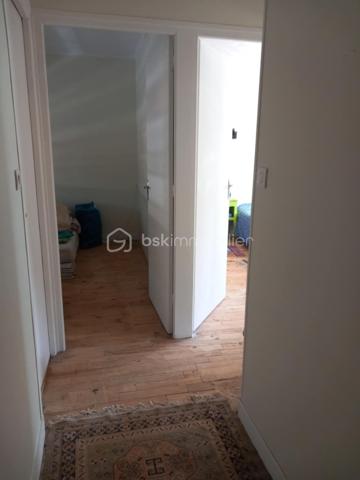 Maison de ville se composant au rez-de-chaussée, d’une entrée, WC, d’une cuisine ouverte sur un agréable espace salon ainsi que d’une véranda venant compléter l’espace de vie.

À l’étage, un couloir dessert une salle d’eau ainsi que 3 chambres, WC, offrant ainsi un espace nuit confortable pour toute la famille.

À l’extérieur, vous profiterez d’un jardin entièrement clôturé, idéal pour profiter des beaux jours, ainsi que d’une cave offrant un espace de rangement supplémentaire.

Un bien avec de beaux atouts et un revenu locatif de 750 € par mois, à découvrir sans tarder !