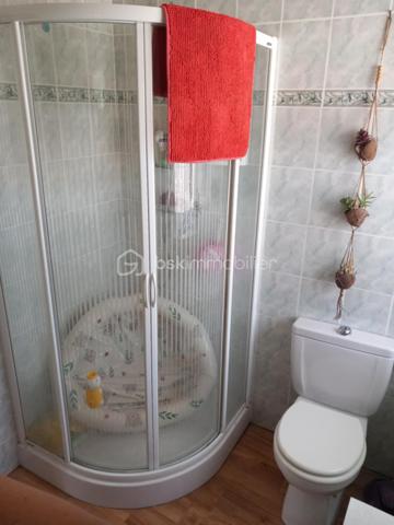 Maison de ville se composant au rez-de-chaussée, d’une entrée, WC, d’une cuisine ouverte sur un agréable espace salon ainsi que d’une véranda venant compléter l’espace de vie.

À l’étage, un couloir dessert une salle d’eau ainsi que 3 chambres, WC, offrant ainsi un espace nuit confortable pour toute la famille.

À l’extérieur, vous profiterez d’un jardin entièrement clôturé, idéal pour profiter des beaux jours, ainsi que d’une cave offrant un espace de rangement supplémentaire.

Un bien avec de beaux atouts et un revenu locatif de 750 € par mois, à découvrir sans tarder !