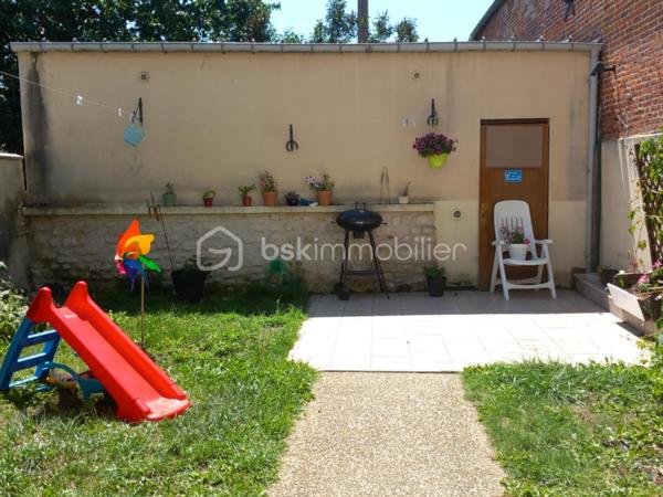 Maison de ville se composant au rez-de-chaussée, d’une entrée, WC, d’une cuisine ouverte sur un agréable espace salon ainsi que d’une véranda venant compléter l’espace de vie.

À l’étage, un couloir dessert une salle d’eau ainsi que 3 chambres, WC, offrant ainsi un espace nuit confortable pour toute la famille.

À l’extérieur, vous profiterez d’un jardin entièrement clôturé, idéal pour profiter des beaux jours, ainsi que d’une cave offrant un espace de rangement supplémentaire.

Un bien avec de beaux atouts et un revenu locatif de 750 € par mois, à découvrir sans tarder !