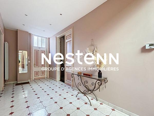 Maison Bourgeoise Semi plain pied de 284 m², Terrain 1230m², 6 chambres, Jardin arboré, dépendances, À moins de 5 min de la gare de Douai