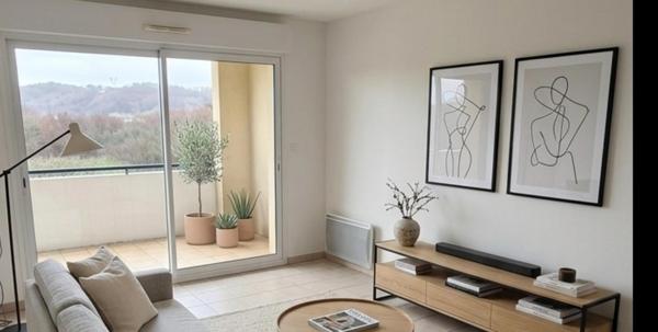 T3 dernier etage avec ascenseur centre Ustaritz et 2places de parking couvertes