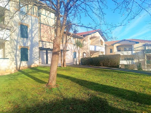 T3 dernier etage avec ascenseur centre Ustaritz et 2places de parking couvertes
