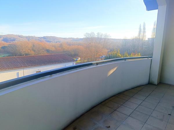 T3 dernier etage avec ascenseur centre Ustaritz et 2places de parking couvertes
