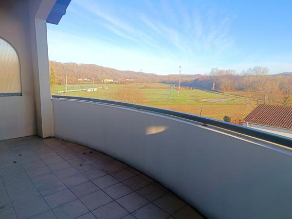 T3 dernier etage avec ascenseur centre Ustaritz et 2places de parking couvertes