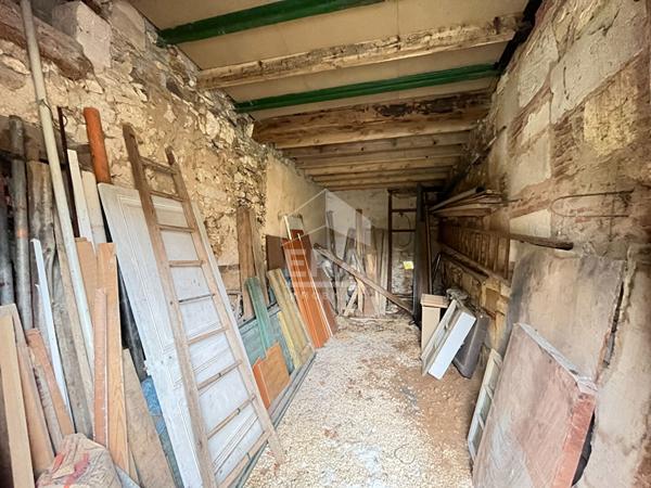 A vendre jolie maison en pierre à rénover sur la commune de SORGES 24420