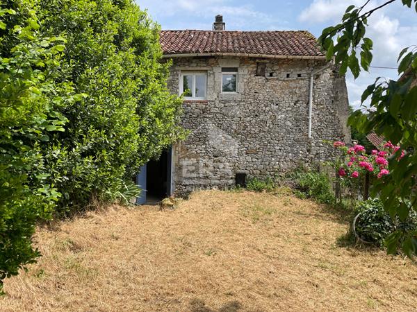 A vendre jolie maison en pierre à rénover sur la commune de SORGES 24420