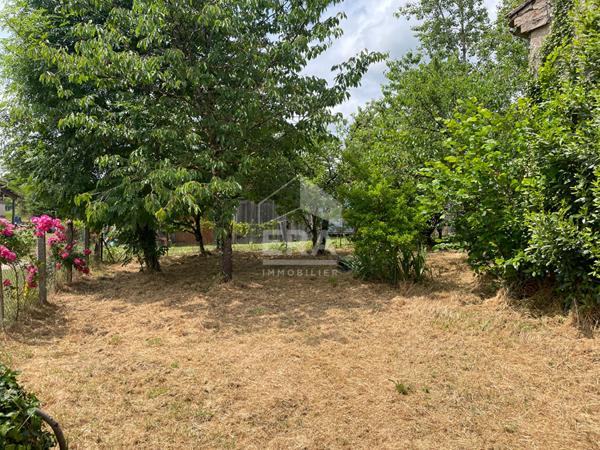 A vendre jolie maison en pierre à rénover sur la commune de SORGES 24420