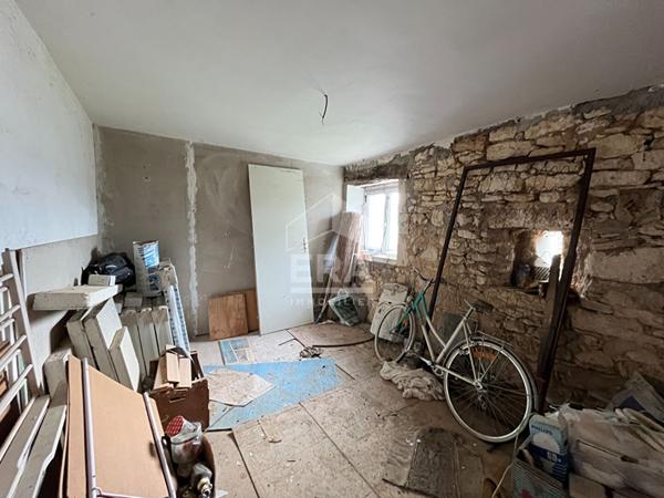 A vendre jolie maison en pierre à rénover sur la commune de SORGES 24420