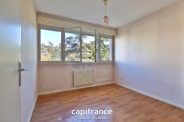 SAINTE FOY LES LYON - Bd de l'Europe- Appartement T3 de 68m² avec balcon, place de stationnement extérieure et cave