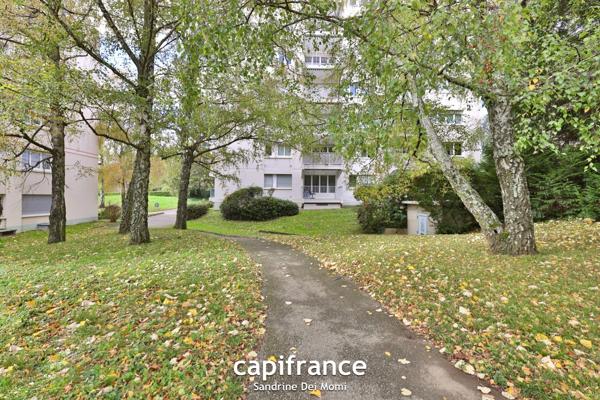SAINTE FOY LES LYON - Bd de l'Europe- Appartement T3 de 68m² avec balcon, place de stationnement extérieure et cave