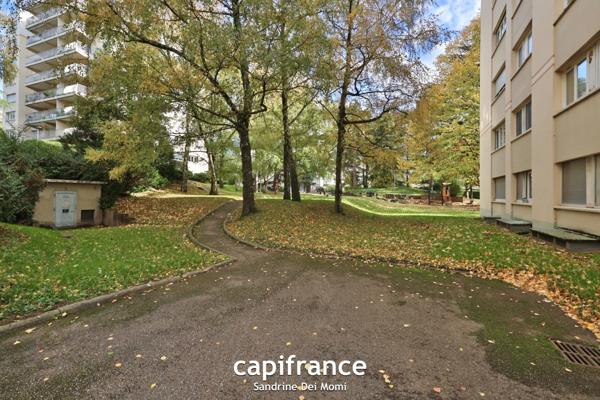 SAINTE FOY LES LYON - Bd de l'Europe- Appartement T3 de 68m² avec balcon, place de stationnement extérieure et cave
