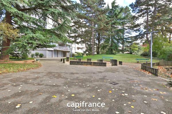 SAINTE FOY LES LYON - Bd de l'Europe- Appartement T3 de 68m² avec balcon, place de stationnement extérieure et cave