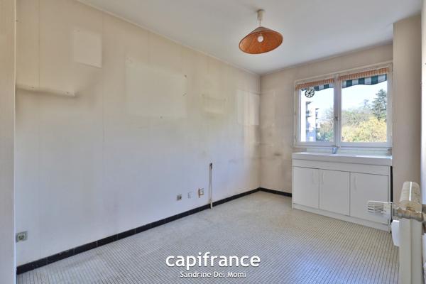 SAINTE FOY LES LYON - Bd de l'Europe- Appartement T3 de 68m² avec balcon, place de stationnement extérieure et cave
