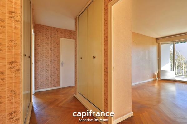SAINTE FOY LES LYON - Bd de l'Europe- Appartement T3 de 68m² avec balcon, place de stationnement extérieure et cave