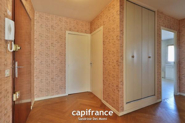 SAINTE FOY LES LYON - Bd de l'Europe- Appartement T3 de 68m² avec balcon, place de stationnement extérieure et cave