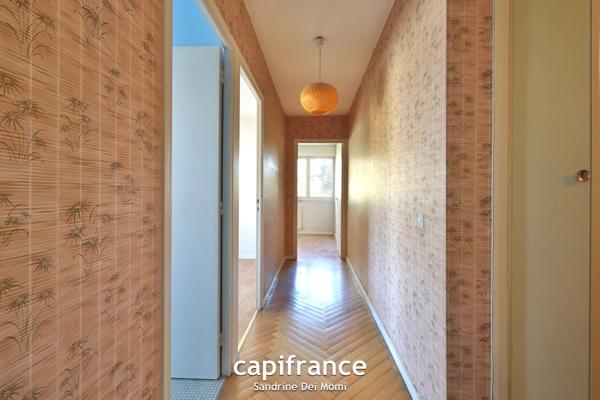 SAINTE FOY LES LYON - Bd de l'Europe- Appartement T3 de 68m² avec balcon, place de stationnement extérieure et cave