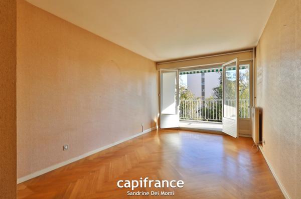 SAINTE FOY LES LYON - Bd de l'Europe- Appartement T3 de 68m² avec balcon, place de stationnement extérieure et cave