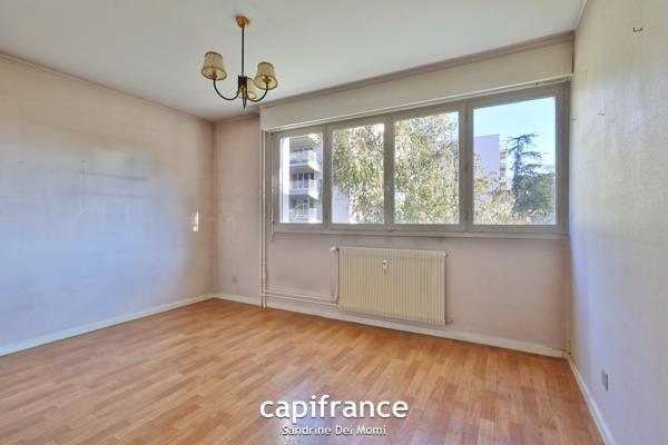 SAINTE FOY LES LYON - Bd de l'Europe- Appartement T3 de 68m² avec balcon, place de stationnement extérieure et cave