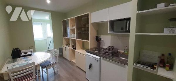 Un Immeuble rénové située dans un quartier calme à proximité du parking gratuit, du centre vill...