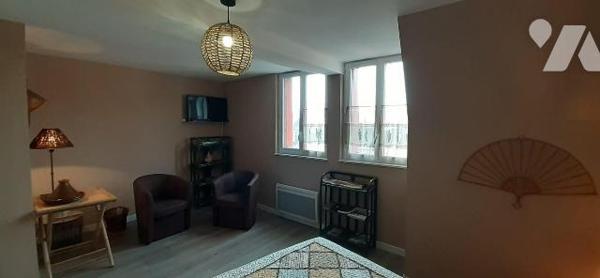 Un Immeuble rénové située dans un quartier calme à proximité du parking gratuit, du centre vill...