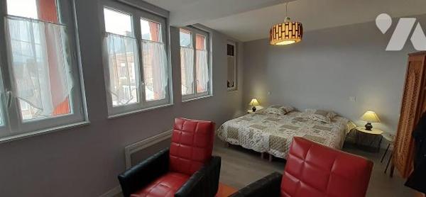 Un Immeuble rénové située dans un quartier calme à proximité du parking gratuit, du centre vill...