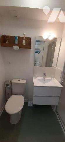 Un Immeuble rénové située dans un quartier calme à proximité du parking gratuit, du centre vill...