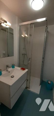 Un Immeuble rénové située dans un quartier calme à proximité du parking gratuit, du centre vill...