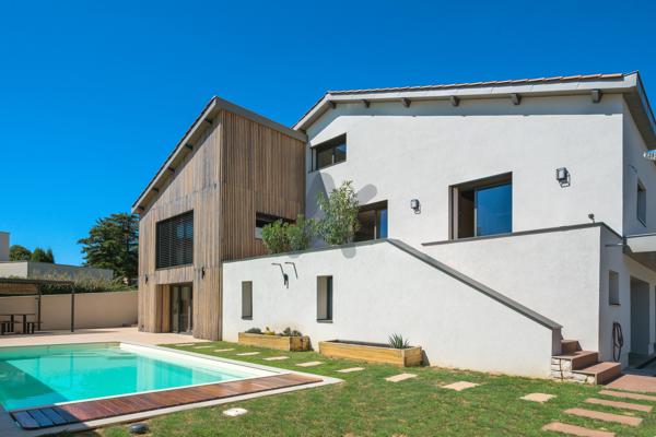 Exclusivité ! Limonest - Maison de 290 m2 env. 4 chambres - Piscine - Garage double - Terrain de 815m2