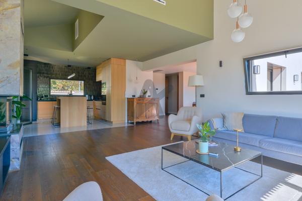 Exclusivité ! Limonest - Maison de 290 m2 env. 4 chambres - Piscine - Garage double - Terrain de 815m2