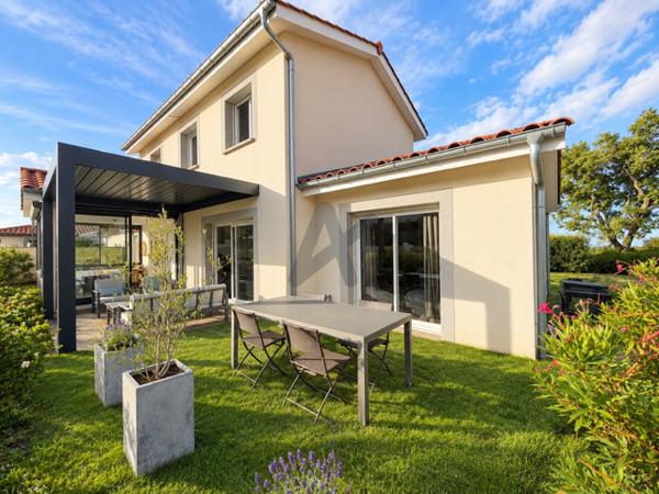 LA TOUR DE SALVAGNY - Maison 122 m2 - 4 chambres - Terrain 860 m2 avec piscine
