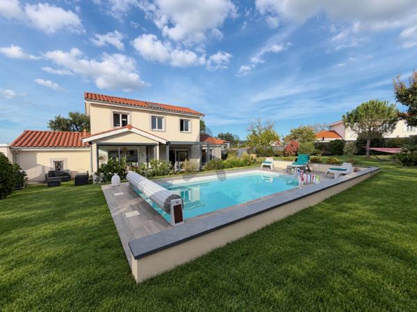 LA TOUR DE SALVAGNY - Maison 122 m2 - 4 chambres - Terrain 860 m2 avec piscine