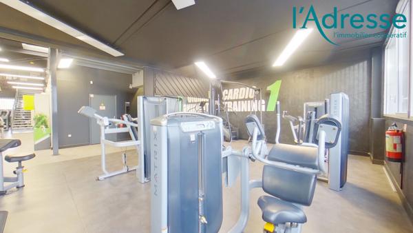 Local avec 6 places de Parkings et Matériel, à Deux Pas du RER A