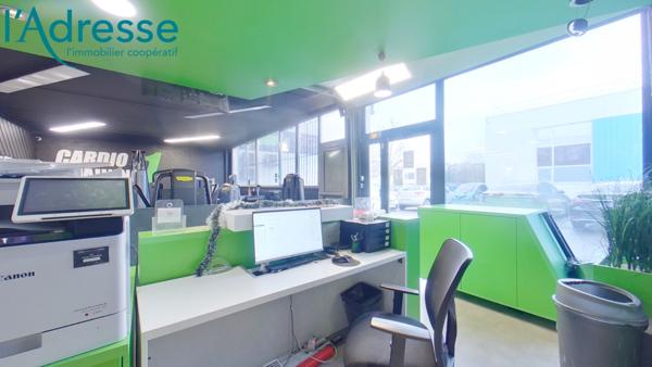 Local avec 6 places de Parkings et Matériel, à Deux Pas du RER A