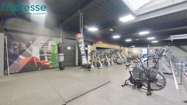 Local avec 6 places de Parkings et Matériel, à Deux Pas du RER A