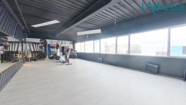 Local avec 6 places de Parkings et Matériel, à Deux Pas du RER A