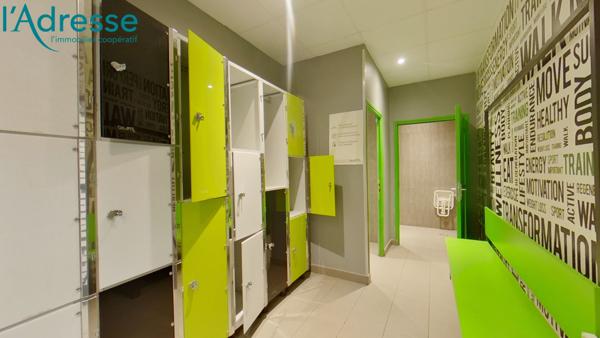 Local avec 6 places de Parkings et Matériel, à Deux Pas du RER A