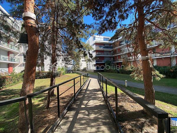 Découvrez ce charmant appartement situé dans le quartier des Chartrons, au quatrième et dernier étage avec ascenceur, il est idéal pour profiter de l'effervescence urbaine tout en y savourant le calme.
Proche de toutes les commodités (commerces, bus, tram, groupes scolaires...) son emplacement est juste parfait pour profiter d'un cadre de vie agréable pour tous ceux qui sont en quête de confort et de proximité.

Il se compose d'une entrée avec placard, une belle et grande pièce de vie ouverte sur la cuisine toute équipée, une chambre avec un accès direct sur l'extérieur, une salle de bain et un WC séparé.
L'intérieur offre une belle perspective de personnalisation.
Le séjour bénéficie d'une lumière naturelle grâce à une grande ouverture vers l'extérieur.

Les plus : belle luminosité générale, dernier étage, emplacement très recherché, chauffage individuel électrique, beau balcon avec vue sur le pont Jacques Chaban-Delmas et une place de parking en sous-sol.

Les parties communes ont été refaites récemment.

Contactez-moi vite pour une visite.

Photos et vidéos supplémentaires sur simple demande.
Nadège PETIOT : votre conseillère à votre disposition 7jours/7.
Contactez-moi pour l'estimation de votre bien : l'avis de valeur est offert !