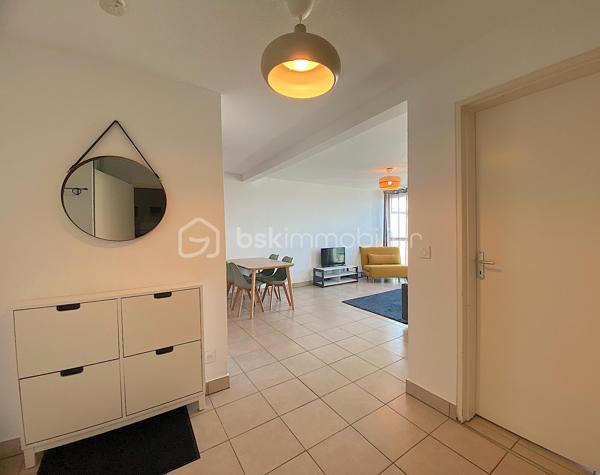 Découvrez ce charmant appartement situé dans le quartier des Chartrons, au quatrième et dernier étage avec ascenceur, il est idéal pour profiter de l'effervescence urbaine tout en y savourant le calme.
Proche de toutes les commodités (commerces, bus, tram, groupes scolaires...) son emplacement est juste parfait pour profiter d'un cadre de vie agréable pour tous ceux qui sont en quête de confort et de proximité.

Il se compose d'une entrée avec placard, une belle et grande pièce de vie ouverte sur la cuisine toute équipée, une chambre avec un accès direct sur l'extérieur, une salle de bain et un WC séparé.
L'intérieur offre une belle perspective de personnalisation.
Le séjour bénéficie d'une lumière naturelle grâce à une grande ouverture vers l'extérieur.

Les plus : belle luminosité générale, dernier étage, emplacement très recherché, chauffage individuel électrique, beau balcon avec vue sur le pont Jacques Chaban-Delmas et une place de parking en sous-sol.

Les parties communes ont été refaites récemment.

Contactez-moi vite pour une visite.

Photos et vidéos supplémentaires sur simple demande.
Nadège PETIOT : votre conseillère à votre disposition 7jours/7.
Contactez-moi pour l'estimation de votre bien : l'avis de valeur est offert !